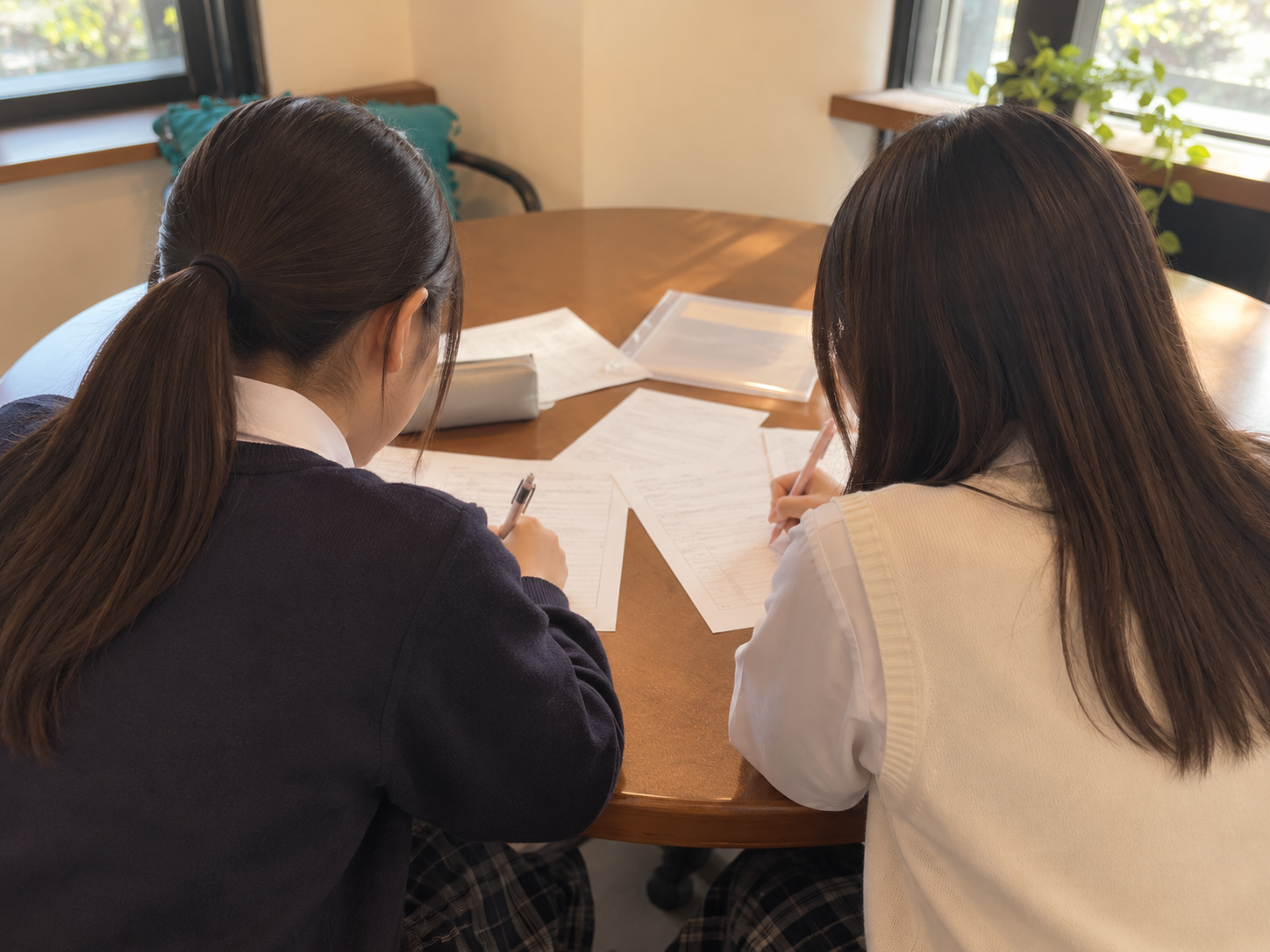 会場で自分の考えを書き出す受講生